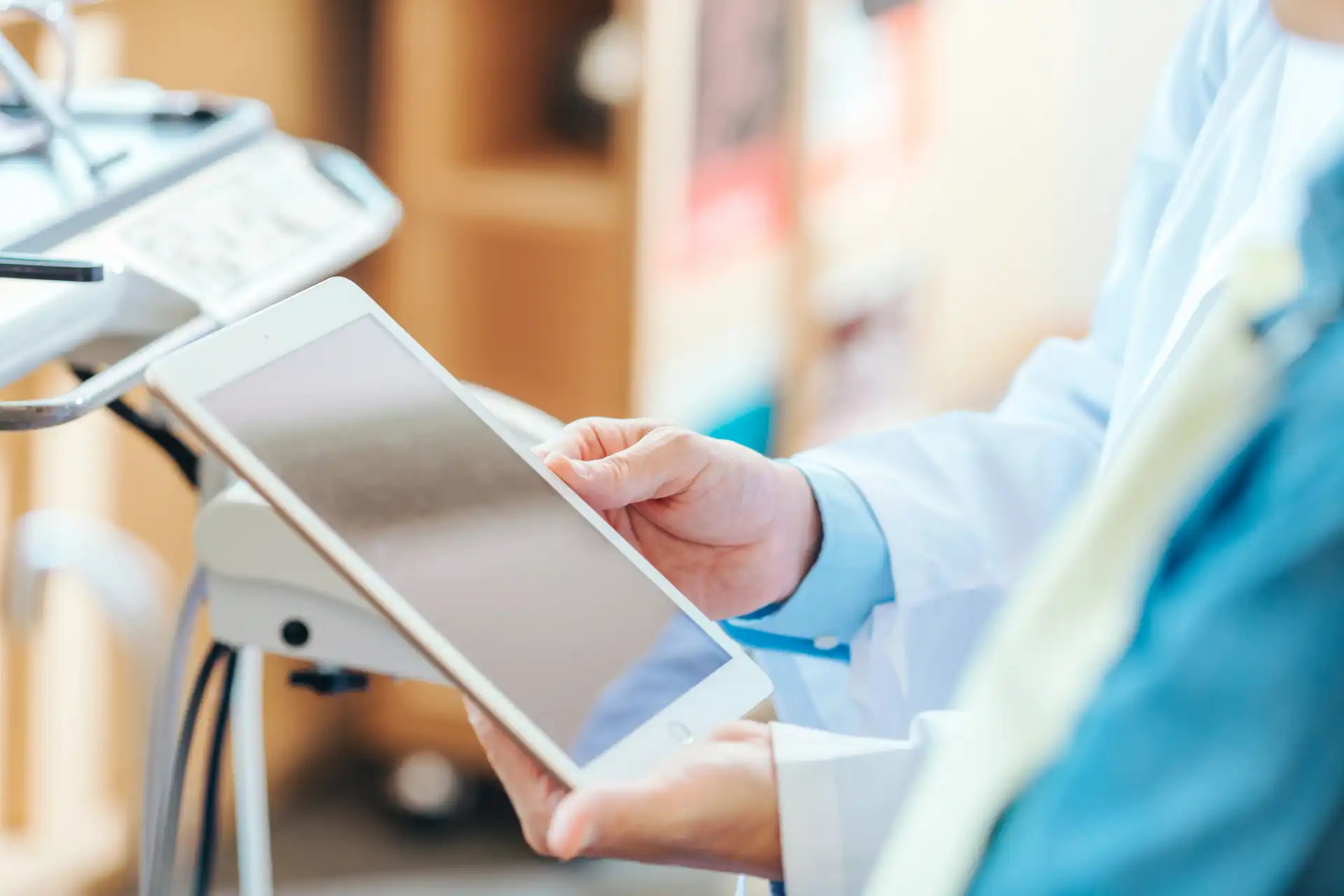 カルテを持つ医師の画像